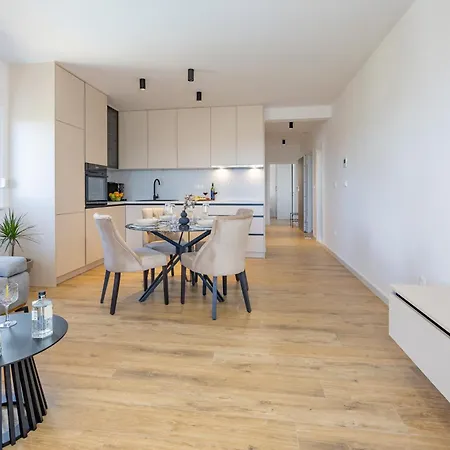 Ruzmarin J Parking Included Apartman Makarska