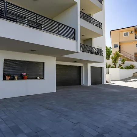 Ruzmarin J Parking Included Makarska