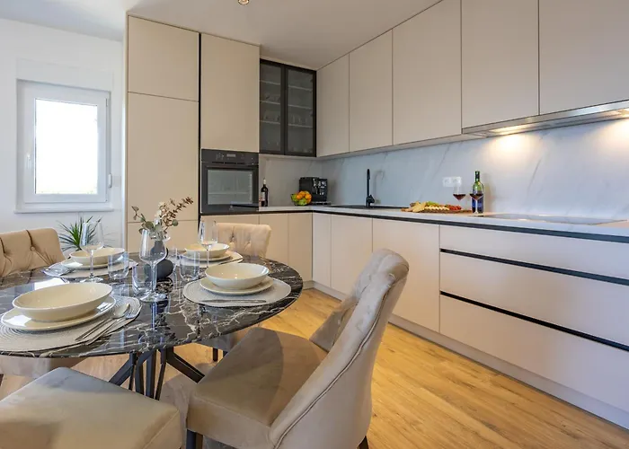 Apartment Ruzmarin J Parking Included Makarska