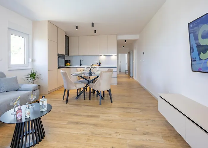 Ruzmarin J Parking Included Apartment Makarska