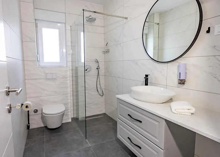 Apartment Ruzmarin J Parking Included Makarska