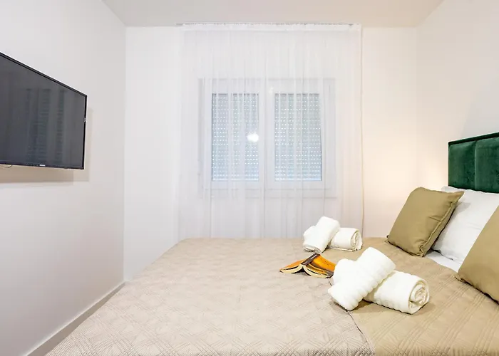 Ruzmarin J Parking Included Makarska