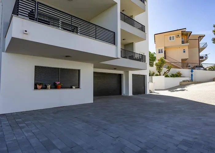 Ruzmarin J Parking Included Makarska